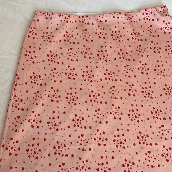 Mi Ami pink satin skirt with red heart design, size Large - Picture 6 of 7